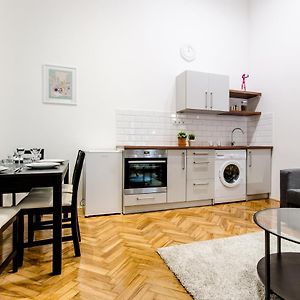 Deluxe 2 Bedroom Apartment in B63.